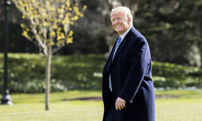 Tổng thống Donald Trump tiến đến Trực thăng Marine One tại bãi cỏ phía nam của Nhà Trắng ở Washington, để lên đường tới Mar-a-Lago, Fla., vào ngày 23 tháng 3 năm 2018. (Ảnh: Samira Bouaou / Đại Kỷ Nguyên tiếng Anh)