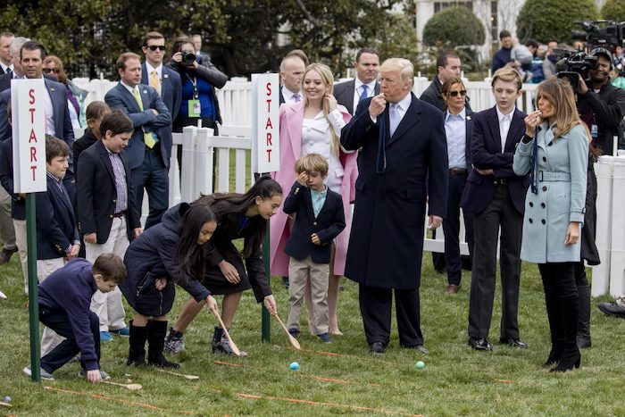 Tổng thống Donald Trump, Đệ nhất phu nhân Melania Trump và con trai Barron Trump tại sự kiện Lăn trứng Phục sinh (Easter Egg Roll) thường niên được tổ chức trên bãi cỏ phía Nam của Nhà Trắng vào ngày 2 tháng 4 năm 2018. (Ảnh: Samira Bouaou / Đại Kỷ Nguyên tiếng Anh)