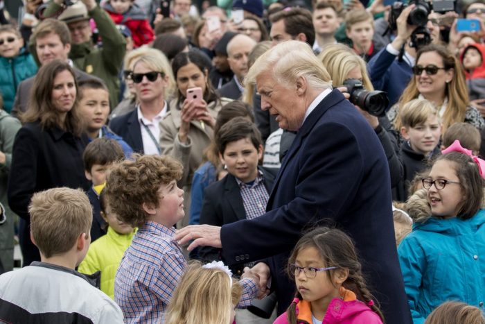 Tổng thống Donald Trump chào đón trẻ em tại Lễ Phục sinh Trứng hàng năm trên bãi cỏ phía Nam của Nhà Trắng vào ngày 2 tháng 4 năm 2018. (Ảnh: Samira Bouaou / Đại Kỷ Nguyên tiếng Anh)