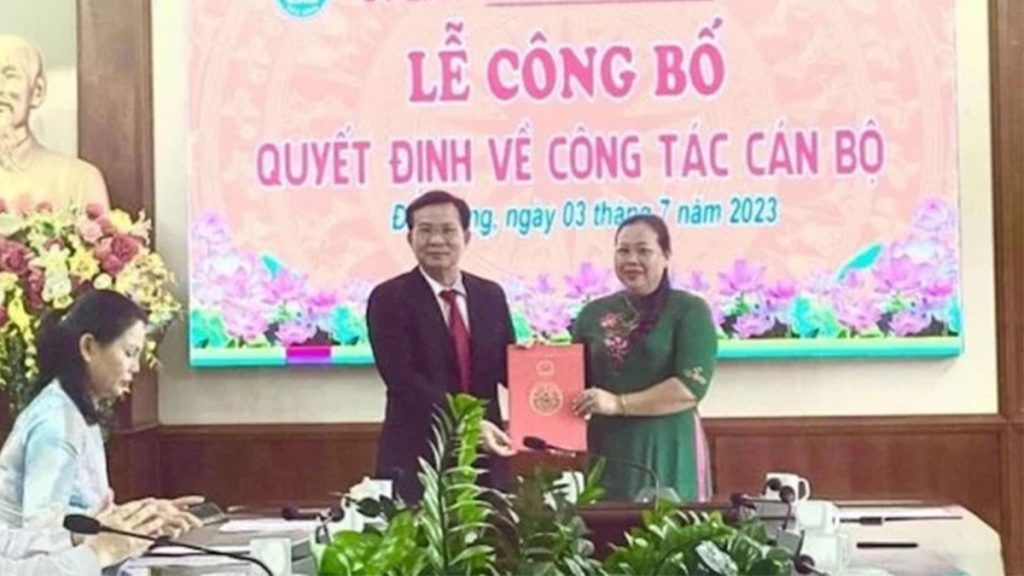 Ông Hồ Văn Mười - Chủ tịch UBND tỉnh Đắk Nông trao quyết định tiếp nhận, bổ nhiệm bà Võ Thị Ái Liễu làm Giám đốc Sở Y tế.